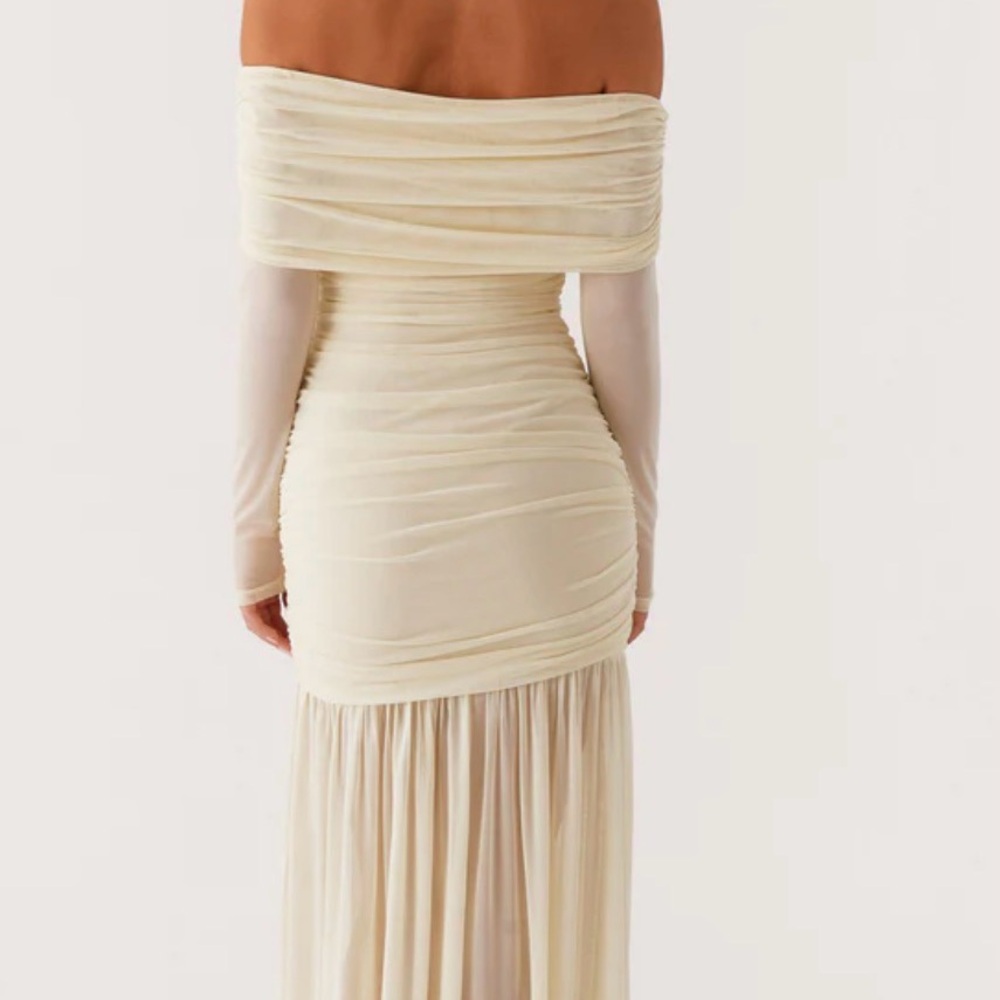 Peppermayo Exclusive Ginny Maxi Dress features an off-shoulder Sz 14 NWT - Picture 3 of 8